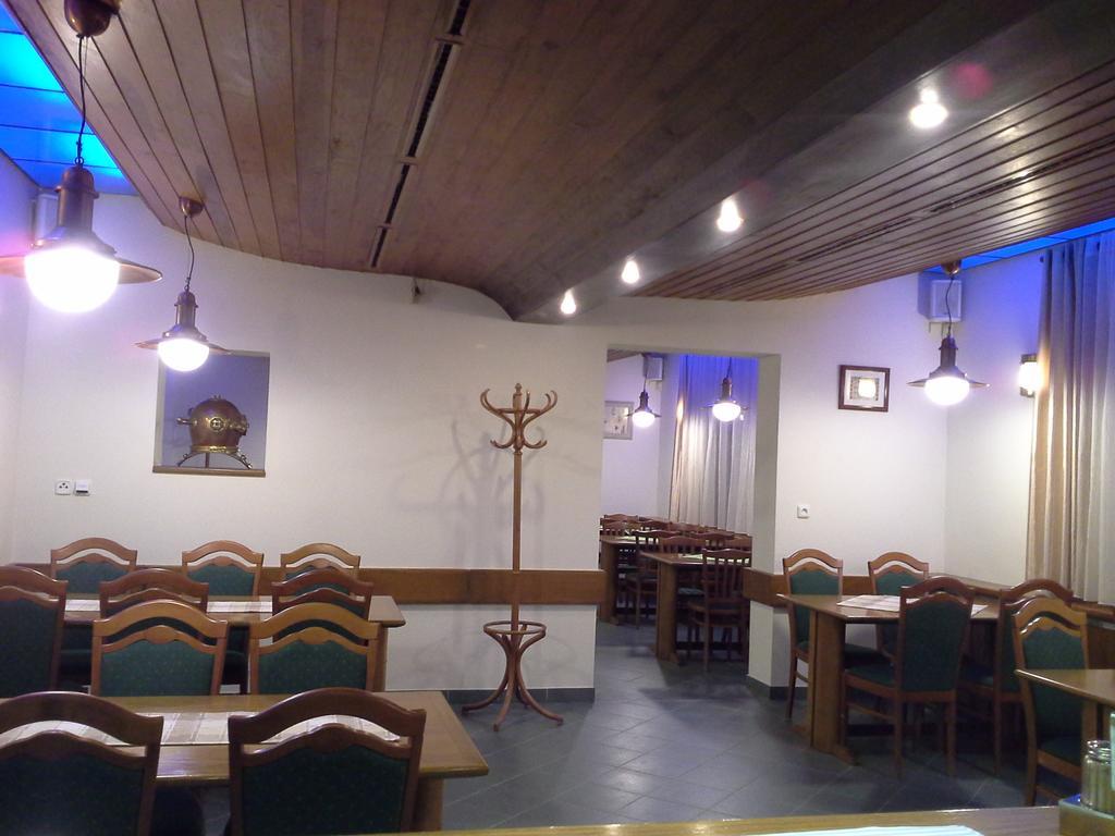 Hotel Laguna Ческе-Будеёвице Экстерьер фото